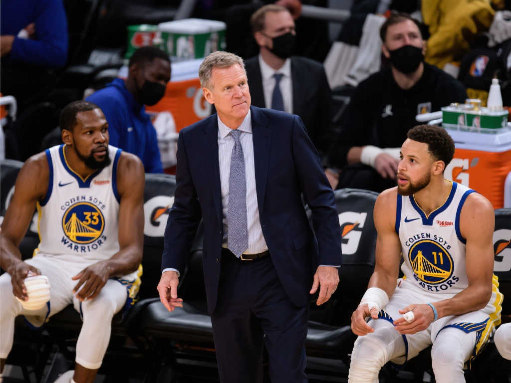 库里休战一周 科尔淡定：季后赛必经之路，球队有能力应对